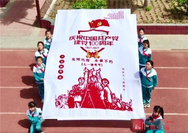 逃离昏暗下的小村