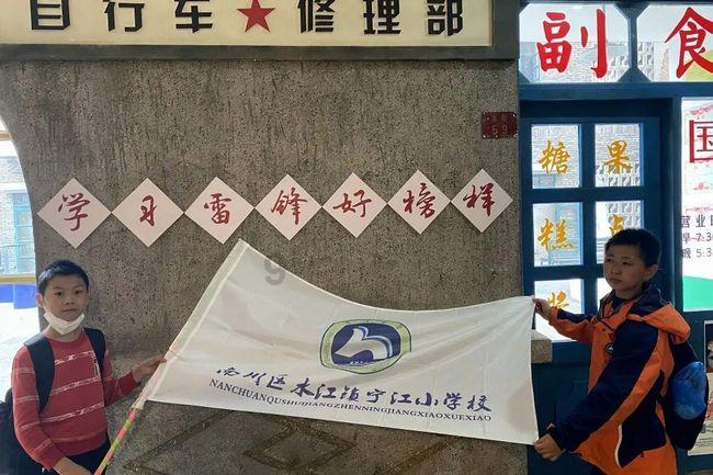 吴京外出工作,与小儿子依依不舍